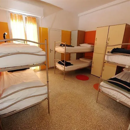 Sunflower Backpacker Otel Rimini